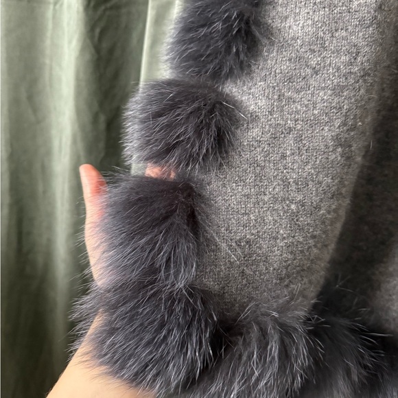 Mitchie’s Charcoal Gray Blue Fox Fur Trim 100% Wool Poncho NWT One Size - Picture 4 of 4